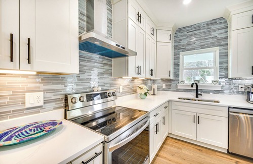 Birdsnest Casa | Walk to Smith Beach: Spacious Home w/ Hot Tub