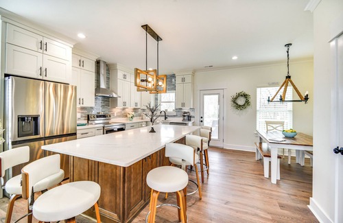 Birdsnest Casa | Walk to Smith Beach: Spacious Home w/ Hot Tub