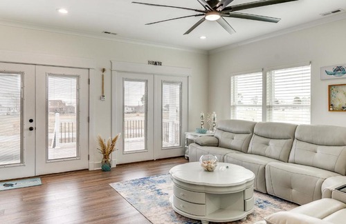 Birdsnest Casa | Walk to Smith Beach Spacious Home with Hot Tub