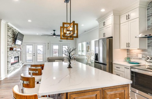 Birdsnest Casa | Walk to Smith Beach Spacious Home with Hot Tub