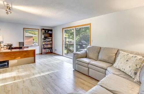 Mankato Casa | Walk to Spring Lake with Waterpark Family Retreat!