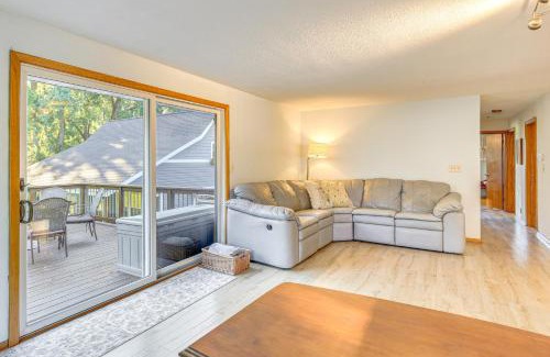 Mankato Casa | Walk to Spring Lake with Waterpark Family Retreat!