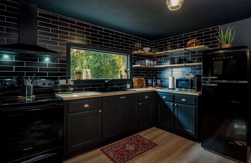 Dahlonega Casa | walk to square! Cozy 2 BR bungalow, moody design