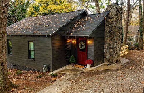 Dahlonega Casa | walk to square! Cozy 2 BR bungalow, moody design