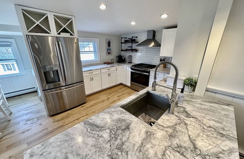 Manchester-by-the-Sea Casa | Walk to town/beach/pickleball courts; cozy & clean