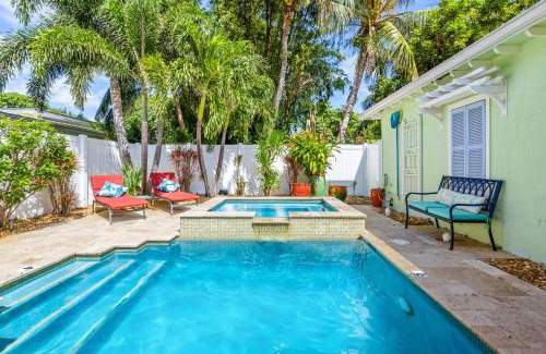 Del-Ida Park Historic District Casa | Walk to The Ave- Heated Pool, Spa, Golden Tee and Putting Green - mins to Beach