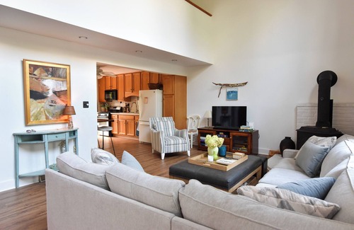 Cape May Point Casa | Walk to the beach from this cozy birder cottage! 3beds, 2ba
