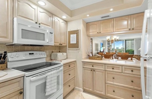 Vanderbilt Beach Condominio | Walk to the beach! 2 Bedroom Condo