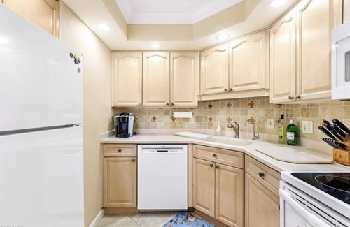 Vanderbilt Beach Condominio | Walk to the beach! 2 Bedroom Condo