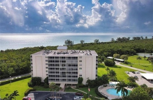 Vanderbilt Beach Condominio | Walk to the beach! 2 Bedroom Condo
