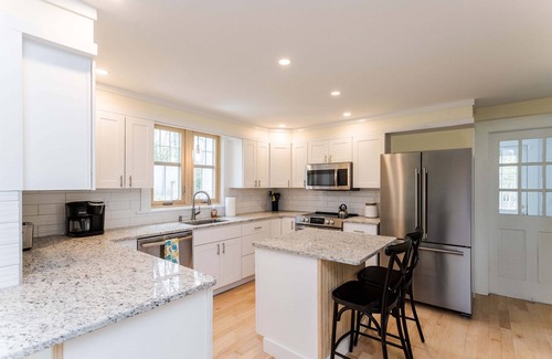 York Harbor Cabaña | Walk to the beach - Beautiful home in York Harbor!