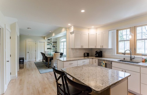 York Harbor Cabaña | Walk to the beach - Beautiful home in York Harbor!