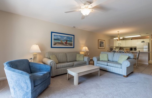 Heron Harbour Isle Condominio | A pie de la playa! Condominio cerca de la bahía con piscina compartida y cancha de tenis.
