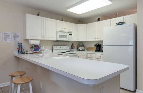 Heron Harbour Isle Condominio | A pie de la playa! Condominio cerca de la bahía con piscina compartida y cancha de tenis.