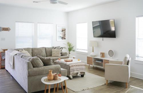 Biloxi Casa | Walk to the beach Comes with two bikes