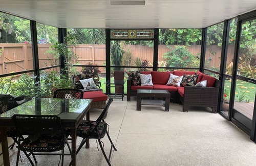 Lake Park Cabaña | Walk to the beach! Dogs Welcome!