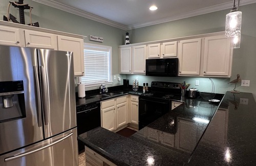 Long Beach Condominio | Walk to the Beach from this tranquil Beau Clair condo in Long Beach, MS!