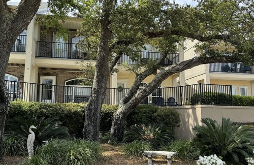 Long Beach Condominio | Walk to the Beach from this tranquil Beau Clair condo in Long Beach, MS!