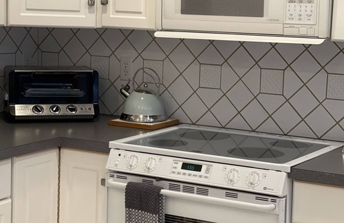 West Hyannisport Casa | WALK TO THE BEACH LUXURY VACATION CENTRAL AIR, KG BEDS, IDEAL FOR LONG STAYS.