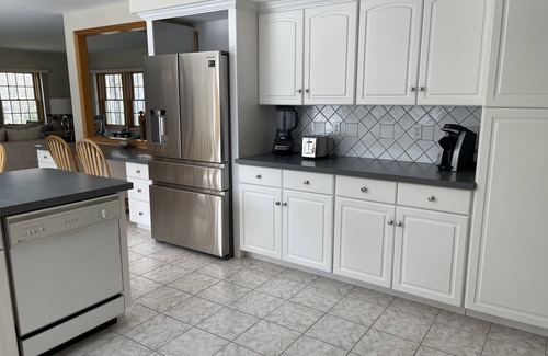 West Hyannisport Casa | WALK TO THE BEACH LUXURY VACATION CENTRAL AIR, KG BEDS, IDEAL FOR LONG STAYS.