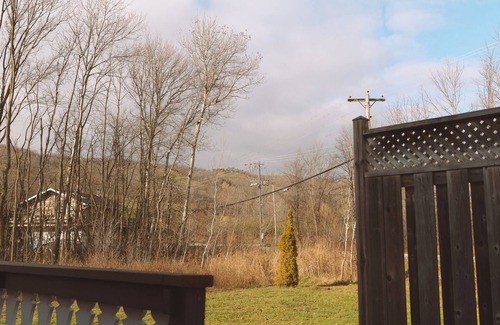 The Blue Mountains Chalet De Esquí | Walk to the Lift, Relax in Comfort – 6 bedroom Blue Mountain Chalet with Hot Tub