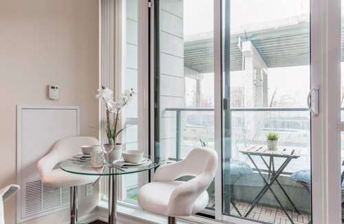 Fort York Condominio | Walk to the CNE, Harbor Front , Lake, Ontario Place, all in ten minutes.