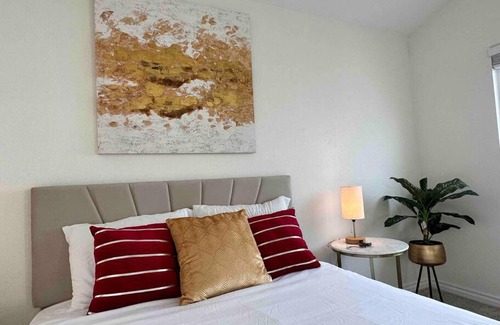 Huntington Beach Villa | Walk to the Huntington beach
