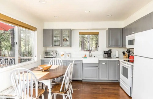 Shaver Lake Cabina | Walk to the Lake: East Village Cabin
