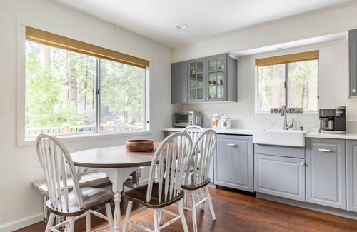 Shaver Lake Cabina | Walk to the Lake: East Village Cabin