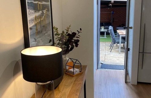 Richmond Casa | Walk to the MCG AAMI Park - Free Late Checkout Great Location & Backyard