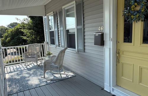 Narragansett Casa | Camine hasta el "malecón" y disfrute de las comodidades del muelle y de 2 pases de playa.