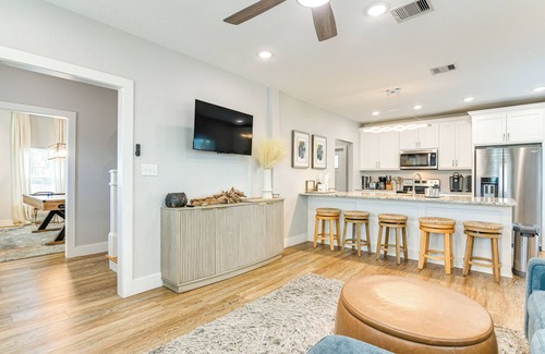 Galveston Casa | Walk to The Strand: Group Getaway in Galveston!