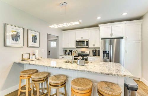 Galveston Casa | Walk to The Strand: Group Getaway in Galveston!