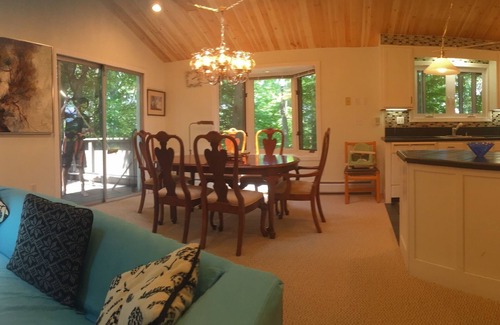 Stratton Mountain Chalet De Esquí | Camina hasta el pueblo 6bed 4bath duerme 15; Recientemente renovado con 2 tragaluces.