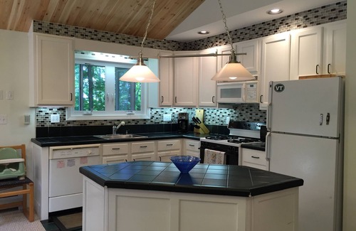 Stratton Mountain Chalet De Esquí | Camina hasta el pueblo 6bed 4bath duerme 15; Recientemente renovado con 2 tragaluces.