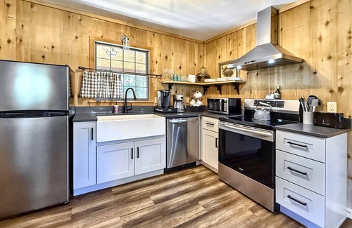 Highlands Cabina | Walk to town,covered deck dining,wood-burning fireplace