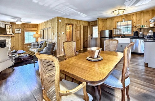 Highlands Cabina | Walk to town,covered deck dining,wood-burning fireplace