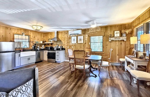 Highlands Cabina | Walk to town,covered deck dining,wood-burning fireplace