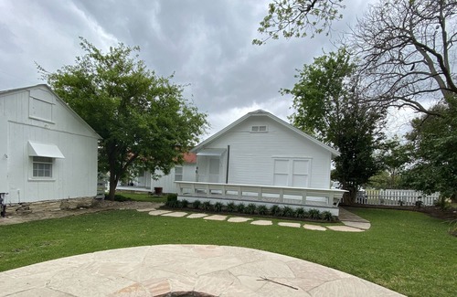 Round Top Cabaña | WALK TO TOWN + Fire Pit, Shopping, Wine!