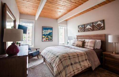 Warrior's Mark Casa | WALK to Town, Hikes, & Ski Lift! Pool & Hot Tubs!