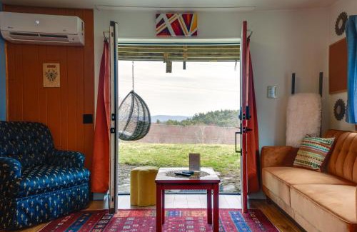 Vernon Apartamento | Walk to Trails Artsy Mtn-View Getaway in Vernon!