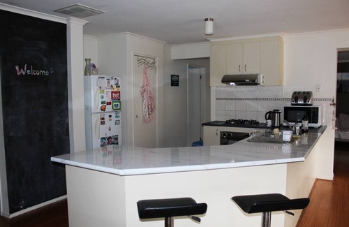 Point Cook Casa | Walk to train station, cosy house +treadmill …