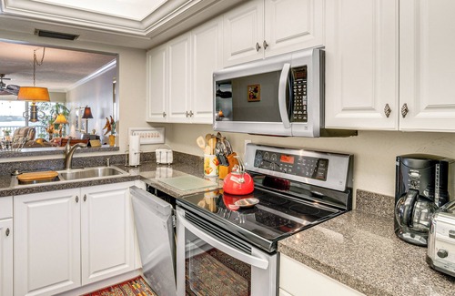 Siesta Key Condominio | Walk to Turtle Beach! Bayfront Unit w/Pool & Dock
