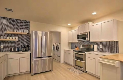 San Marcos Casa | 2 kings, Walk to TX State-0.7 miles! Firepit, gril