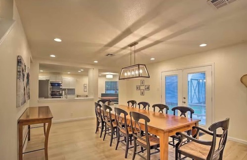 San Marcos Casa | 2 kings, Walk to TX State-0.7 miles! Firepit, gril