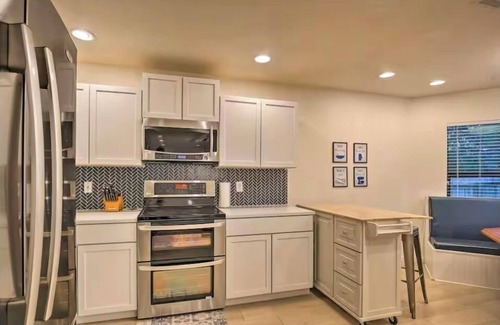 San Marcos Casa | 2 kings, Walk to TX State-0.7 miles! Firepit, gril