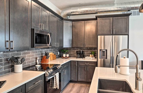 Downtown Lincoln Condominio | Walk to UNL Campus: Dtwn Lincoln Loft Apt!