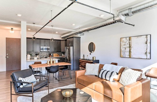 Downtown Lincoln Condominio | Walk to UNL Campus: Dtwn Lincoln Loft Apt!
