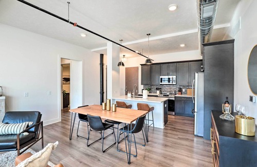 Downtown Lincoln Condominio | Walk to UNL Campus: Dtwn Lincoln Loft Apt!