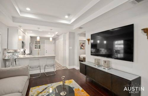 Swede Hill Casa | Walk to UT and E 6th in ATX House and Free Swim Club by Austin Vacay